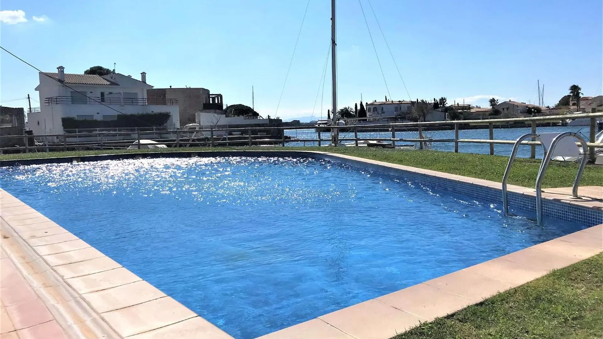 Apartamento En Roses Con Vistas Al Canal Y Piscina Apartment
