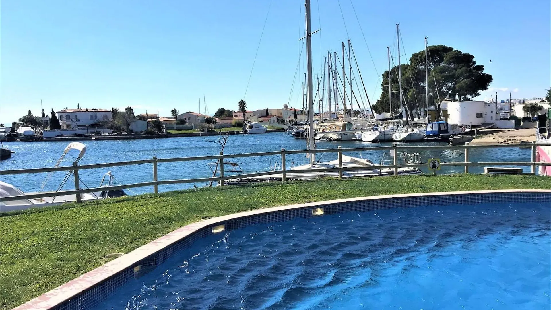 Apartamento En Roses Con Vistas Al Canal Y Piscina