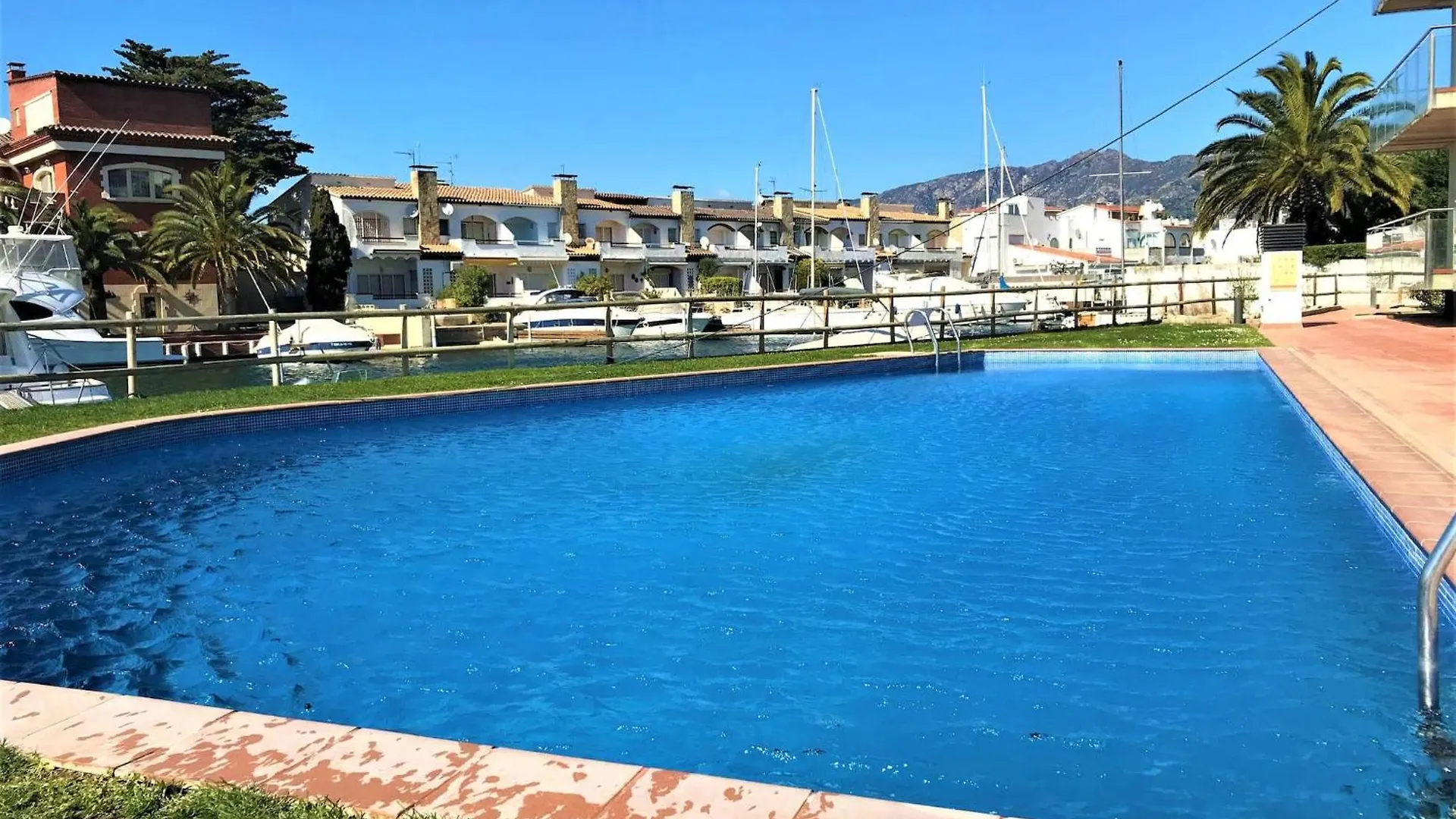 Apartamento En Roses Con Vistas Al Canal Y Piscina