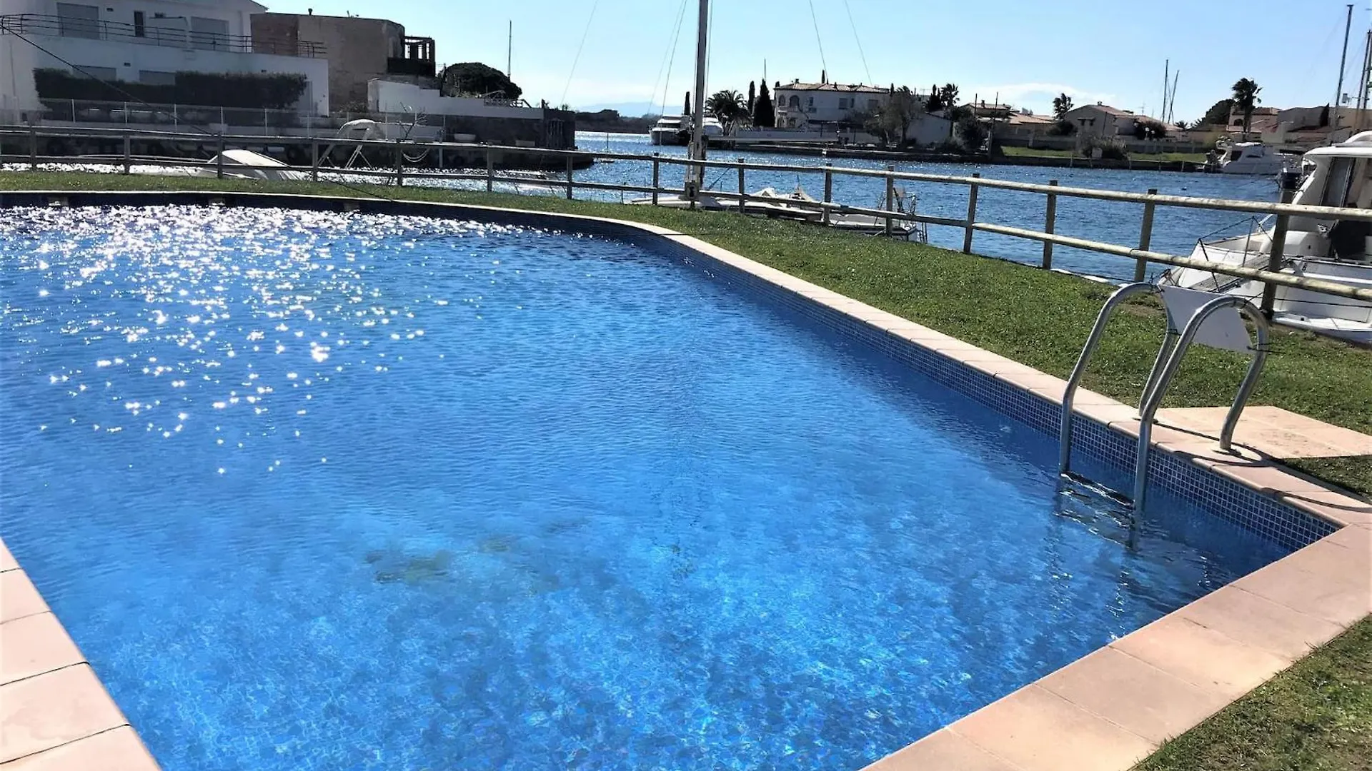 Apartmán Apartamento En Roses Con Vistas Al Canal Y Piscina